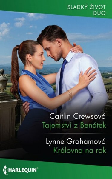 Tajemství z Benátek (Caitlin Crewsová) - Když jste ředitelka prestižní dívčí soukromé školy – tak jako Beatrice –, čekáte dítě, a jste jaksi bez manžela, těžko se některým nabídkám odolává! 
Když jste milionář – jako Cesare – a potřebujete umravnit nezvedenou nevlastní sestru, abyste se mohl oženit, můžete si na to najmout toho nejlepšího muže… tedy, pardon, ženu! 
Jenže pak se ukáže, že se s tou ženou znáte, řekněme více než dobře. A že máte společné tajemství... 
 
Královna na rok (Lynne Grahamová) - Ella si po třech letech uvědomila, jak moc se mýlila, když věřila, že se Zarífem, králem Vašíru už nikdy nechce mít nic společného! 
Ta dívka byla stejně krásná jako před třemi roky, to viděl Zaríf na první pohled. Ale byl rozhodnutý nevstoupit podruhé do stejné řeky! Jednou ho odmítla, podruhé jí k tomu příležitost nedá! 
 
 
Kat. číslo: 413 J 04/26  
Rozsah: 320 stran  
Cena: 150 Kč  
Cena pro vás: 139 Kč