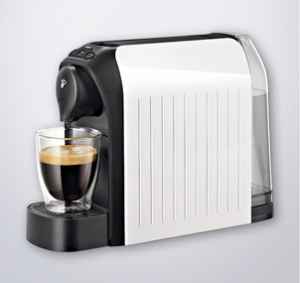 MR22VR4<br>Roční obnova tištěné+ <b>Kávovar Tchibo Cafisiimo Easy WHITE</b>.  Nabídka platí pro obnovu, bez přerušení odběru na více než 3 vydání, do vyčerpání zásob.<br>Popis produktu:<br> Perfektní espresso, caffe crema a překapávaná káva z jednoho kávovaru. Jednoduchá příprava všech druhů kávy stisknutím tlačítka. Odnímatelný držák šálků - pro velké i malé šálky do výšky 12,5 cm. S funkcí automatického vypínání zhruba po 9 minutách. Prostorově nenáročný design, kávovar má šířku jen 12 cm. Rozmanité druhy kávy díky širokému sortimentu kapslí Tchibo.
