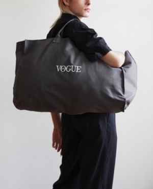  Taška VOGUE 
Jako dárek získáte multifunkční shopper tašku s logem Vogue za 100% bavlny v hodně 2500 Kč / 100 €.
 Taška je ideální pro velký nákup, cvičení nebo na pláž.
 Nabídka platí pouze do vyčerpání zásob. Dárek k předplatnému zasíláme odběrateli.
 Předplatné se řídí platnými obchodními podmínkami V24 Media s. r. o. a obchodními podmínkami SEND Předplatné.