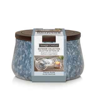  VENKOVNÍ SVÍČKA Yankee Candle  
 Svěže vonící svíčka Fresh rain (Svěží déšť) pro venkovní použití má dva knoty a 
obsahuje citronovou trávu a další esenciální oleje s účinkem proti hmyzu. 
Doba hoření je 24 hodin, dřevěné víčko s gravírovaným logem se dá použít
jako podložka pod svíčku, stylová plechová dóza je odolná proti venkovním vlivům.