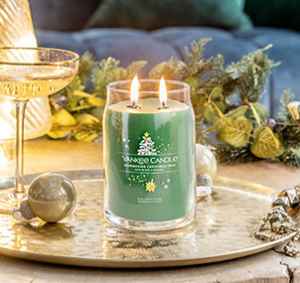 AP2312 Roční předplatné tištěné+  svíčka Yankee Candle - Shimmering Christmas  + DIGI VERZE S KALENDÁŘEM ZDARMA. Akce platí do vyčerpání zásob a úhradě do 13.12.2023.   Bonus odesílán na plátce a pouze po ČR. Nutno zadat email u odběratele!  Popis produktu: Každý miluje rozzářený vánoční stromek a vůni svěží zeleně, hřejivého koření a balzámové jedle. Užijte si nádhernou sváteční vůni, která připomíná čerstvě uříznutý stromeček, který jste právě přinesli ze zasněženého lesa. (Signature střední, doba hoření: až 50 hod.) Přivoňte si a zamilujte se do ní i vy. Více na  Yankee svíčky 

