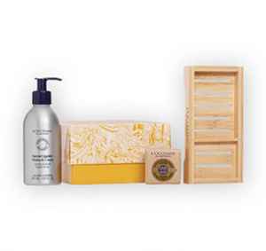 MV26VR2<br>Roční obnova tištěné +<b>SADA MÝDEL L'OCCITANE</b>+ DIGI ZDARMA.  Nabídka platí pro obnovu, bez přerušení odběru na více než 3 vydání, do vyčerpání zásob. Dárek se odesílá na plátce a pouze po ČR. Nutno zadat email u odběratele!<br>Popis produktu: Nádherná sada pro všechny milovníky mýdel. V dárkové krabici najdete tuhé
mýdlo Verbena s bambuckým máslem, stylový mýdelník a znovu doplnitelnou lahev
s pumpičkou na tekuté mýdlo. Lahev obsahuje tekuté mýdlo na tělo a ruce s vůní
levandule a s extraktem z bambuckého másla.
