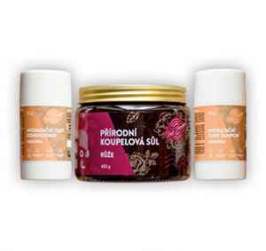 MV26VR3<br>Roční obnova tištěné+ <b>KOSMETIKA PURE HARMONY (4 ks)</b>+ DIGI ZDARMA.  Nabídka platí pro obnovu, bez přerušení odběru na více než 3 vydání, do vyčerpání zásob. Dárek se odesílá na plátce a pouze po ČR. Nutno zadat email u odběratele!<br>Popis produktu:Přírodní kosmetika z jižní Moravy obsahuje jen to nejlepší z přírody. Za její výrobou stojí mladý manželský pár, který dohlíží na to, aby složení bylo šetrné k vaší pokožce i přírodě. V kosmetice Pure Harmony tak najdete vysokou koncentraci cenných látek z levandule lékařské, růže damašské nebo heřmánku pravého. O hydrataci i vůni vaší pokožky se postarají rostlinné oleje. A v Pure Harmony myslí i na nejmenší – dětská řada dráčka Bublíka je vhodná i pro tu nejcitlivější pokožku.<br>Sada obsahuje: Zázračný balzám na rty Meruňka, Hydratační tuhý kondicionér Meruňka, Přírodní sůl do koupele Růže, Hydratační tuhý šampon Meruňka 