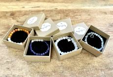 Náramek s léčivými kameny s každým předplaceným číslem.