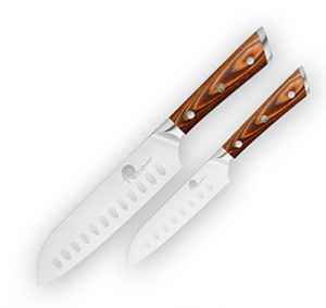 AP2511 Roční předplatné a  SADA NOŽŮ DELLINGER SANTOKU (2 ks)  + DIGI ZDARMA. Akce platí do vyčerpání zásob a úhradě do 12.11.2025.   Bonus je odesílán na plátce a pouze po ČR.  Popis produktu: KUCHYŇSKÉ NOŽE DELLINGER GERMAN BLACK SAMURAI jsou vyrobeny z německé oceli a vynikají mimořádnou ostrostí a kvalitním designem. ergonomická rukojeť ze syntetického dřeva pakka je voděodolná, ručně leštěná a navržena pro maximální pohodlí a efektivitu při řezání a krájení.
 Nůž šéfkuchaře Santoku ze série Dellinger German BlackSamurai s čepelí z německé a rukojetí ze syntetického dřeva s ozdobným nýtem a znakem samuraje. Ideální pro krájení, plátkování a čištění masa, ovoce, zeleniny a bylinek. Délka čepele 178 mm. Součástí balení je praktická ochrana ostří.
 Nůž šéfkuchaře ko-Santoku ze série Dellinger German Black Samurai s čepelí z německé oceli a rukojetí ze syntetického dřeva s ozdobným nýtem a znakem samuraje. Tento nůž japonského typu je určen pro krájení, plátkování, čištění a kolébkové krájení masa, zeleniny, ovoce a bylinek. Délka čepele 124 mm. Součástí balení je praktická ochrana ostří.
