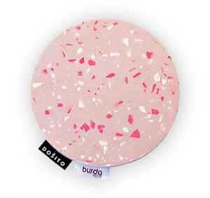 BUR2512A Roční předplatné tištěné+  MAGNETICKÝ JEHELNÍČEK RŮŽOVÝ +. Akce platí do vyčerpání zásob a úhradě do 16.02.2026. Popis produktu: Tento ručně vyráběný magnetický jehelníček promění šití v ještě větší radost. Díky třem extra silným neodymovým magnetům zůstanou všechny
špendlíky a kovové pomůcky bezpečně na místě. Je dostatečně velký i pro další nezbytnosti jako třeba páráček nebo malé nůžky, takže budete mít
vše na dosah a váš pracovní stůl bude dokonale přehledný. Každý kus je naprostý originál s jedinečným terrazzo vzorem, který dodává jehelníčku
jedinečnou podobu. Pro ochranu nábytku je spodní strana opatřena měkkou filcovou podložkou. Průměr: 13 cm. Více na  DOSITO  
