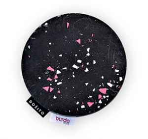 BUR2512B Roční předplatné tištěné+  MAGNETICKÝ JEHELNÍČEK ČERNÝ +. Akce platí do vyčerpání zásob a úhradě do 16.02.2026. Popis produktu: Tento ručně vyráběný magnetický jehelníček promění šití v ještě větší radost. Díky třem extra silným neodymovým magnetům zůstanou všechny
špendlíky a kovové pomůcky bezpečně na místě. Je dostatečně velký i pro další nezbytnosti jako třeba páráček nebo malé nůžky, takže budete mít
vše na dosah a váš pracovní stůl bude dokonale přehledný. Každý kus je naprostý originál s jedinečným terrazzo vzorem, který dodává jehelníčku
jedinečnou podobu. Pro ochranu nábytku je spodní strana opatřena měkkou filcovou podložkou. Průměr: 13 cm. Více na  DOSITO  
