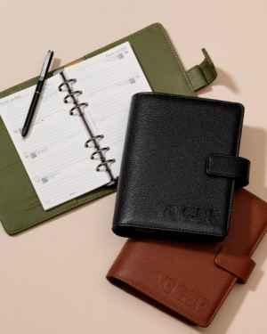 <H5>Diář Filofax Camden a gumovací pero (olive)</H5>
Exkluzivně s předplatným Vogue CS nyní získáte diář Filofax Camden a k němu gumovací 
pero Filofax, dokonalý pár pro psaní bez kompromisů. Dárek v celkové hodnotě 3 692 KČ / 149 €.
<br>Nabídka platí pouze do vyčerpání zásob. Dárek k předplatnému zasíláme odběrateli.
<br>Předplatné se řídí platnými obchodními podmínkami V24 Media s. r. o. a obchodními podmínkami SEND Předplatné.