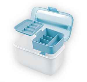 BD2601 Roční předplatné tištěné+  UNIVERZÁLNÍ ÚLOŽNÝ BOX PRESTO OD TESCOMY . Akce platí do vyčerpání zásob a úhradě do 13.1.2026.   Bonus je odesílán na plátce a pouze po ČR.     Popis produktu: Úložný box se báječně hodí do každé domácnosti – oceníte ho nejen pro skladování pomůcek na šití. Horní část tvoří dva vyjímatelné organizéry s velikostně nastavitelnými oddíly pro přehledné uspořádání drobných věcí jako třeba špendlíků, jehel a nití. Spodní polovina má odnímatelnou středovou přepážku pro uložení větších předmětů. Sklápěcí víko s uzávěrem a pružná výsuvná rukojeť zaručují pohodlnou manipulaci při práci
i přenášení.. Více na  TESCOMA 