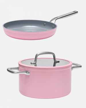  Kvalitní sada nádobí FABINI (růžová) 
S předplatným Vogue CS nyní získáte kvalitní sadu nadobí FABINI.
Dárek v celkové hodnotě 7 994 KČ / 320 €
Kvalitní nádobí, které skvěle vypadá a s jehož pomocí připravíte výborná jídla. Jan Fabini založil značku Fabini s vizí vyrábět vysoce funkční a odolné nádobí v elegantním designu za dostupnou cenu. Kolekce Meda 3.0 s sebou přináší revoluční keramický nepřilnavý povrch a minimalistický design. Sada obsahuje pánev (Ø 30 cm) a hrnec (Ø 24 cm).
 Nabídka platí pouze do vyčerpání zásob. Dárek k předplatnému zasíláme odběrateli.
 Předplatné se řídí platnými obchodními podmínkami V24 Media s. r. o. a obchodními podmínkami SEND Předplatné.