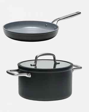  Kvalitní sada nádobí FABINI (černá) 
S předplatným Vogue CS nyní získáte kvalitní sadu nadobí FABINI.
Dárek v celkové hodnotě 7 994 KČ / 320 €
Kvalitní nádobí, které skvěle vypadá a s jehož pomocí připravíte výborná jídla. Jan Fabini založil značku Fabini s vizí vyrábět vysoce funkční a odolné nádobí v elegantním designu za dostupnou cenu. Kolekce Meda 3.0 s sebou přináší revoluční keramický nepřilnavý povrch a minimalistický design. Sada obsahuje pánev (Ø 30 cm) a hrnec (Ø 24 cm).
 Nabídka platí pouze do vyčerpání zásob. Dárek obdržít odběratel s prvním následujícím výtiskem do Zásilkovny.
 Předplatné se řídí platnými obchodními podmínkami V24 Media s. r. o. a obchodními podmínkami SEND Předplatné.