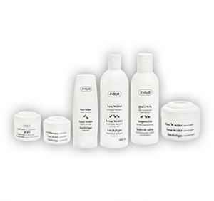 SZ2603 Roční předplatné a  ZIAJA S KOZÍM MLÉKEM (6 ks)  + DIGI ZDARMA. Akce platí do vyčerpání zásob a úhradě do 17.3.2026.   Bonus odesílán na plátce a pouze po ČR.   Popis produktu: Ziaja Kozí mléko je oblíbená kosmetická řada, která nabízí komplexní péči o pleť i vlasy. Produkty jsou založeny na proteinech a výživných složkách kozího mléka, které hydratují, vyživují a regenerují. Řada je vhodná zejména pro suchou, citlivou a zralou pleť a suché, poškozené vlasy, jimž vrací jemnost, pružnost a lesk. Díky jemné textuře
a pečujícím složkám je řada Ziaja Kozí mléko ideální pro každodenní použití, poskytuje komfortní péči a zanechává pleť a vlasy hebké a zdravě vypadající. Sada obsahuje: Denní krém 50 ml, Noční krém 50 ml, Krém na ruce a nehty 80 ml,  Šampon na vlasy 400 ml, Kondicionér na vlasy 200 ml, Masku na vlasy 200 ml. Více na  ZIAJA 