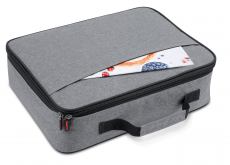 Pořiďte si předplatné a získejte dárek  cestovní organizér na kuchyňské potřeby MOVE. Pokud se chystáte vařit na cestách, bude organizér na kuchyňské potřeby MOVE ideálním společníkem. Pohodlně a přehledně do něj totiž uložíte a bezpečně v něm přepravíte všechny základní kuchařské potřeby včetně pánve s poklicí, krájecí desky i základní kuchyňské nářadí s dlouhou či krátkou rukojetí. Potěší záruka 3 roky. Pro hygienické uložení jídelních příborů najdete v organizéru speciální pouzdro. Díky háčkům můžete organizér při vaření v rozevřeném stavu snadno zavěsit a uložené kuchyňské potřeby z něj pohodlně odebírat a po umytí ukládat zpět. Materiál tvoří odolná polyesterová textilie s kvalitními zipy. Čistěte vlhkou houbičkou, nedávejte do pračky ani sušičky, nežehlete.   Akce se vztahuje pouze na nové předplatitele (nejdříve po 6 měsících od ukončení posledního předplatného). Objednávku je třeba realizovat do 30.3.2026 a zaplatit do 8.4.2026; zaplacením se rozumí připsání částky na náš bankovní účet. Po skončení akce Vám zašleme dárek. V případě vyčerpání zásob obdržíte náhradní dárek.
