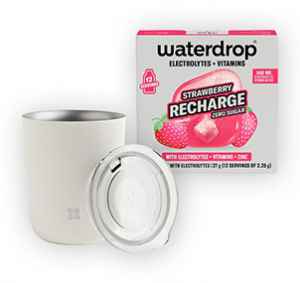 EL26VR4<br>Půlroční obnova tištěné+ <b>SET OD WATERDROP HRNEČEK KRÉMOVÁ-MATNÁ</b>+ DIGI ZDARMA.  Nabídka platí pro obnovu, bez přerušení odběru na více než 3 vydání, do vyčerpání zásob. Dárek se odesílá na plátce a pouze po ČR. Nutno zadat email u odběratele!<br>Popis produktu:<br> SET S NEREZOVÝM HRNKEM (350 ml) + MICROLYTE (12 porcí)
Značka waterdrop® přichází s novinkou Microlyte STRAWBERRY RECHARGE –
rozpustnými kostkami s elektrolyty, vitamíny a zinkem v jahodové chuti. Podporují
hydrataci organismu při zátěži, doplňují minerály a pomáhají tělu udržovat přirozenou
rovnováhu. Bez cukru, kalorií a kofeinu, s čistým veganským složením.
