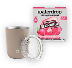 EL26VR4A<br>Půlroční obnova tištěné+ <b>SET OD WATERDROP HRNEČEK ŠEDOHNĚDÁ-MATNÁ</b>+ DIGI ZDARMA.  Nabídka platí pro obnovu, bez přerušení odběru na více než 3 vydání, do vyčerpání zásob. Dárek se odesílá na plátce a pouze po ČR. Nutno zadat email u odběratele!<br>Popis produktu:<br> SET S NEREZOVÝM HRNKEM (350 ml) + MICROLYTE (12 porcí)
Značka waterdrop® přichází s novinkou Microlyte STRAWBERRY RECHARGE –
rozpustnými kostkami s elektrolyty, vitamíny a zinkem v jahodové chuti. Podporují
hydrataci organismu při zátěži, doplňují minerály a pomáhají tělu udržovat přirozenou
rovnováhu. Bez cukru, kalorií a kofeinu, s čistým veganským složením.