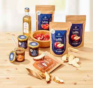 AP2604 Roční předplatné+  DOBROLÁDOVNA DELIKATESY (8 ks)    + DIGI VERZE ZDARMA. Akce platí do vyčerpání zásob a úhradě do 15.4.2026.   Bonus odesílán na plátce a pouze po ČR.   Je nutno zadat email u odběratele! Popis produktu:  Čistá chuť, lokální ovoce a poctivost v každém soustu. Dobroládovna je česká firma zaměřená na kvalitní a poctivé potraviny, které spojují chuť s odpovědným přístupem k surovinám. Produkty Dobroládovny jsou známé vysokým podílem kvalitních surovin bez zbytečných aditiv. Důraz je kladen na ruční výrobu, čerstvost a transparentní původ surovin. BALÍČEK OBSAHUJE:
 Švestkové čatní (150 g)
 Cibuláda (150 g)
 Slaný karamel (150 g)
 Zázvorový sirup (250 ml)
 Mrazem sušená jablka s karamelem (20 g)
 Mrazem sušené jahody (25 g)
 2x Mrazem sušená jablka (30 g) Více na  Dobroládovna  

