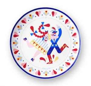 ED2601 Roční předplatné+  PORCELÁNOVÝ TALÍŘ Čert a Káča  + DIGI VERZE ZDARMA. Akce platí do vyčerpání zásob.   Bonus odesílán na plátce a pouze po ČR.   Je nutno zadat email u odběratele! Popis produktu:  Od módy až k domácím doplňkům sahá nejnovější portfolio SILKY GANG.
Poprvé se v nabídce značky objevuje také luxusní karlovarský porcelán
s autorským tiskem inspirovaným pohádkou Boženy Němcové Čert a Káča
(průměr 27 cm). Limitovaná edice talířů navazuje na stejnojmennou kolekci
šátků SILKY GANG a motiv přináší i do každodenního stolování. Ať už jako
solitér na stěně, nebo při servírování oblíbených koláčků, talíř Čert a Káča
vás potěší jako unikátní sběratelský objekt i poetický doplněk interiéru.. Více na  SILKYGANG 