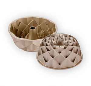 MV2604B Roční předplatné a  FORMA NA BÁBOVKU TESCOMA DIAMANT + DIGI ZDARMA. Akce platí do vyčerpání zásob a úhradě do 21.4.2026   Bonus odesílán na plátce a pouze po ČR.   Popis produktu: Představujeme formu na bábovku, která dodá oblíbenému moučníku dokonalý diamantový tvar. Tato luxusní forma
pro přípravu vysoké domácí bábovky by neměla chybět v žádné kuchyni. Do detailu propracované vybroušené tvary
vytvářejí bábovku, která svým vzhledem předčí všechna očekávání. Díky pevnému korpusu ze slitiny ušlechtilých
kovů a špičkovému antiadheznímu povlaku se bábovka ve formě DELÍCIA propéká rovnoměrně a bez připalování.
Po upečení ji lze snadno vyklopit, aniž by se poškodila. Formu lze navíc bez obav mýt v myčce nádobí. Více na  TESCOMA 