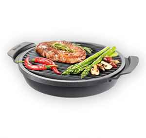 NKZ2605 Roční předplatné a bonusem  PÁNEV BEZKOUŘOVÁ GRILOVACÍ PREMIUM TESCOMA + DIGI ZDARMA. Akce platí do vyčerpání zásob a úhradě do 19.5.2026.   Bonus je odesílán na plátce a pouze po ČR. Nutno zadat email u odběratele!  Popis produktu:  
S bezkouřovou pánví PREMIUM je grilování zdravější a příjemnější. Pánev lze
využívat po celý rok – doma na plynovém sporáku i venku na grilu během
letní sezóny. Díky speciální konstrukci výrazně omezuje vznik kouře, protože
výpek z masa nestéká na rozpálený povrch. Grilovací plocha je svažená
od středu k okrajům a po obvodu má otvory, kterými šťáva z masa odtéká
do spodní části pánve se zásobníkem vody. Výpek se tak nepřipaluje a při
grilování nevzniká kouř. Grilování bez přepalovaných tuků je proto zdravější
a pánev je vhodná i pro použití na sporáku v interiéru. Lze ji používat na
plynových sporácích i v Power grilu PARTY TIME, kde nahrazuje klasický rošt
a může být zakrytá grilovacím poklopem. Pánev je vyrobena z kvalitního
kovu s prvotřídním antiadhezním povlakem, je vhodná do myčky, průměr 26 cm Více na  TESCOMA 