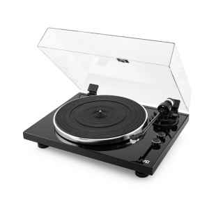  Gramofon JVC AL-E534B Naskočte na retrovlnu a obohaťte svou audiovýbavu o stylový precizně konstruovaný poloautomatický dvourychlostní gramofon propojující tradiční vinylové desky s moderními technologiemi. Přístroj s robustní dřevěnou základnou, řemínkem poháněným masivním hliníkovým talířem, raménkem s nastavitelným přítlakem i antiskatingem, značkovou přenoskou Audio Technica AT3600L a integrovaným předzesilovačem přenáší autentický zvuk vinylů nejen klasicky kabelem, ale také bezdrátově přes Bluetooth, čímž otvírá zcela nové možnosti jeho poslechu.