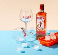 NKZ2608 Roční předplatné a  sada BEEFEATER GRAPEFRUIT + DIGI ZDARMA. Akce platí do vyčerpání zásob a úhradě do 18.8.2026.   Bonus je odesílán na plátce a pouze po ČR.  popis produktu: Příchuť kombinuje tradiční Beefeater London Dry gin s přirozenou svěžestí a šťavnatostí grepové kůry a dužiny. Výsledkem je dokonalé osvěžení pro všechny milovníky ginu, kteří se nebojí objevovat nové chutě, rádi experimentují a sdílejí výjimečné chvíle s přáteli. Beefeater Grapefruit se díky své ovocné svěžesti a jemně nahořklému zakončení skvěle hodí nejen do míchaných drinků, ale i jako netradiční twist ke klasickému ginu s tonikem.
 OBSAH BALÍČKU:
 • Beefeater Grapefruit (0,7 l),
 • 2 sklenice Beefeater,
 • silikonová forma na led. Více na  ZDE  